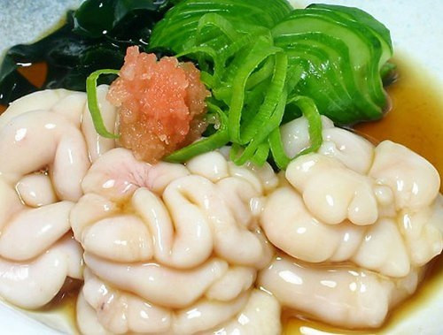 Shirako. Đây là món ăn được chế biến từ bộ phận sinh dục của cá đực hoặc được chế biến cùng với các túi tinh dịch của cá. Ở Nhật Bản, người ta thường dùng shirako của cá nóc hay cá tuyết. Đến bất kỳ quán ăn kiểu Nhật Bản nào, bạn đều có thể gọi món Shirako. Tuy nhiên, Shirako không phải là món dễ ăn. Mùi vị của nó khá nồng. Hơn nữa, người Nhật Bản lại thích ăn shirako còn sống.
