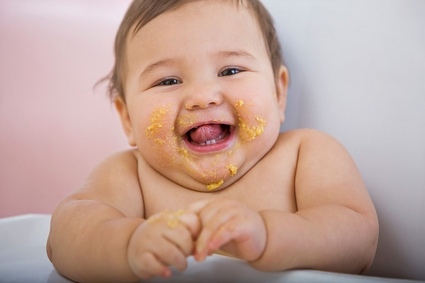 Trẻ em thường bị thừa cân do tiêu thụ quá nhiều đồ ăn vặt. Những trẻ thừa cân lại có xu hướng rất thèm ăn nên cha mẹ khó lòng giảm phần ăn của con. Do đó, mẹ nên chú ý đến phần dinh dưỡng thay vì giảm cấp tốc khẩu phần ăn của trẻ.
