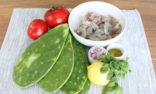 Canh chua xương rồng. Món canh chua xương rồng được nấu cùng cá lóc hay cá trê. Mặc dù không thêm bất cứ loại quả chua nào nhưng khi nấu lên bát canh có vị chua lạ. Xương rồng khi nhai trong miệng cảm giác dai dai, sần sật, chua chua rất ngon.