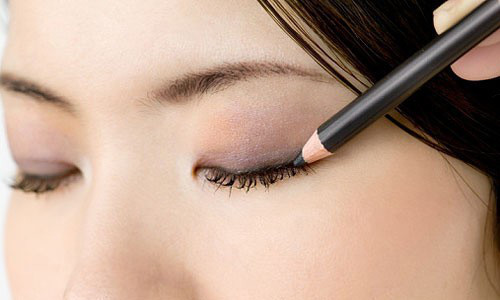Tránh kẻ mắt quá dày. Thay vì kẻ mắt quá dày, hãy kẻ những đường mảnh bởi đường mảnh sẽ hài hòa với đôi mắt nhỏ và giúp đôi mắt trở nên to sáng hơn.