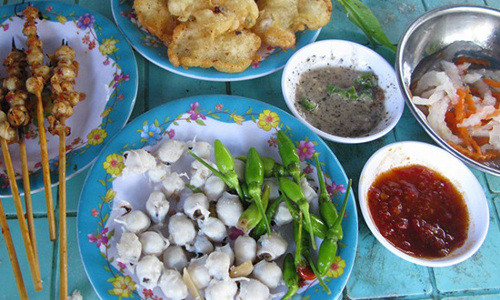 Răng mực. Món ăn này rất phổ biến ở các thị trấn ven biển. Đây là một món ăn thể hiện “sự tháo vát” của người Việt. Răng mực hấp với gừng, răng mực xiên nướng, hoặc răng mực tẩm bột là những món ăn quen thuộc được chế biến từ răng mực.
