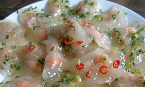 Bánh bèo. Bánh bèo trở thành một món ăn quen thuộc, khoái khẩu của nhiều người nhất là giới học trò ở Vinh khoảng chục năm trở lại đây. Bánh bèo nơi đây có vị ngọt, trộn lẫn với vị bùi của tôm, của thịt, xen vào chút cay cay nồng nồng của ớt chưng, thêm vào đó là vị thơm của hành phi cộng với rau mùi.