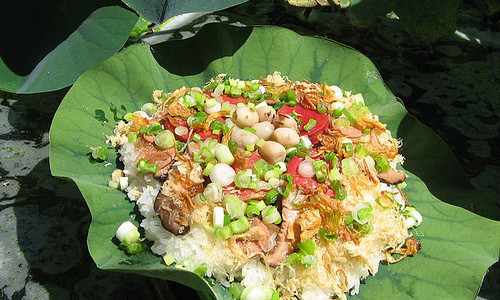 Xôi lúa Tương Mai. Làng Tương Mai (đường Trương Định, quận Hoàng Mai) chính là nơi tạo ra món xôi lúa ngon lành, hấp dẫn, là sự kết tinh cuộc sống vất vả một nắng hai sương của người lao động. Muốn nấu món xôi lúa ngon, người chế biến cần chọn loại gạo nếp mẩy, trắng, đều hạt. Riêng ngô thì cần loại ngô nếp già, thứ hạt quá lứa lỡ thì, hấp thụ hết nắng gió mà đanh lại.