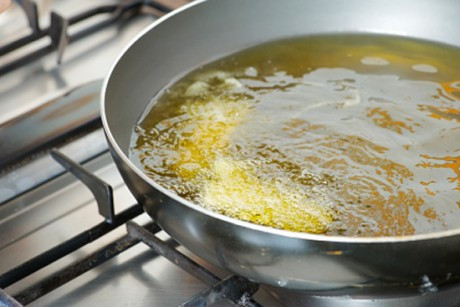 Do vậy, để đảm bảo sức khỏe của bé, mẹ không nên sử dụng dầu, mỡ thừa đã rán qua ở nhiệt độ cao. Không cho bé ăn các thức ăn rán, quay bán sẵn khi thấy chảo dầu, mỡ dùng cho việc chế biến không còn trong, đã được sử dụng nhiều lần và có màu đen cháy.
