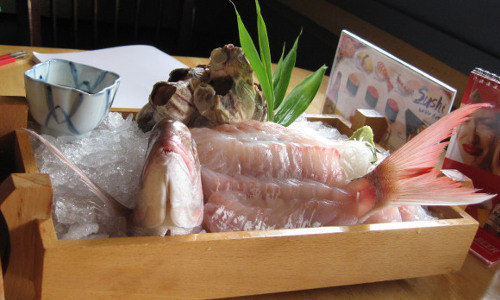 Ikizukuri. Đây một loại của món samashi và được chế biến từ hải sản còn sống (có thể là tôm, cá hoặc tôm hùm, nhưng thường là cá). Người ta cắt nhỏ thịt trên mình con cá sao cho con cá vẫn còn sống rồi đặt nó trên dĩa, trang trí và đưa tới cho người khách đó dùng.