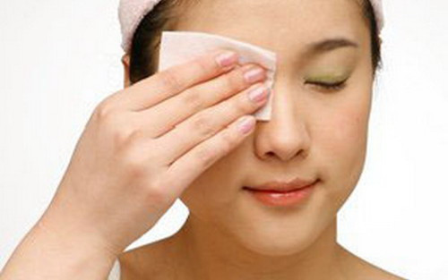 Tẩy trang sạch sẽ bằng sản phẩm dành riêng cho da nhờn để loại bỏ hoàn toàn lượng dầu dư thừa.