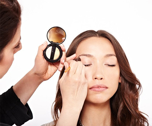 Dùng phấn highlight. Để đôi mặt được to tròn và thêm phần thu hút, có thể dùng phấn hightlight. Phủ phấn highlight lên xương lông mày và sát mi mắt dưới. Đây là cách hiệu quả để tăng kích thước cho đôi mắt. Có thể dùng đường kẻ màu nhủ trắng mờ sát viền mắt dưới sẽ giúp đôi mắt thêm tròn và dịu dàng hoặc thay phấn highlight bằng nhủ mắt trắng để đôi mắt thêm long lanh.