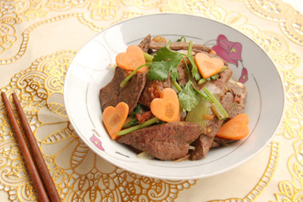 Gan động vật với cà rốt, rau cần. Tuyệt đối không dùng cà rốt, rau cần chung với gan động vật hoặc ăn loại rau, củ này này. Các ion kim loại rất dễ làm cho vitamin C có trong loại rau, củ, quả này bị ôxy hóa và mất hết công hiệu. Ngoài ra loại rau, củ, quả này chứa nhiều chất cellulose và acid oxalic ảnh hưởng tới sự hấp thụ sắt trong cơ thể của trẻ.
