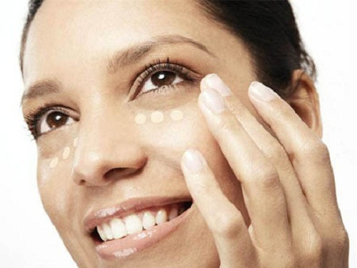 Bắt đầu việc trang điểm với kem lót. Thoa lớp kem lót mỏng, sử dụng lotion điều tiết nhờn và cân bằng độ ẩm.