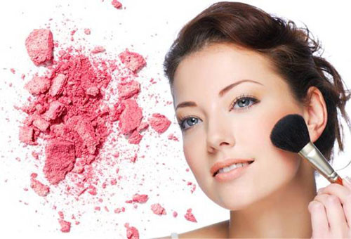 Phấn má. Tốt nhất sử dụng phấn má dạng bột thay cho phấn má dạng kem thông thường. Nguyên tắc này cũng được áp dụng khi trang điểm mắt. Trang điểm cho môi là công đoạn đơn giản hơn, vì bạn chỉ cần quan tâm đến việc chọn màu son sao hợp với màu da mà thôi.
