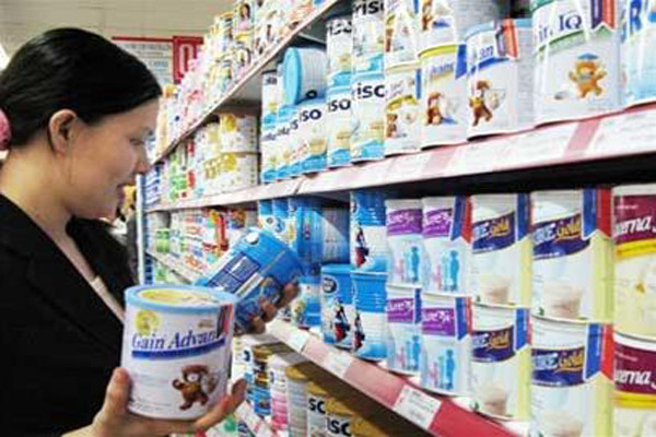 Cha mẹ cũng nên cân nhắc giữa kinh tế gia đình. Để tránh lãng phí, có thể mua thử cho trẻ một loại sữa, sau đó chính trẻ sẽ quyết định có nên uống tiếp loại sữa đó không.