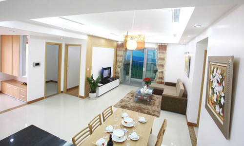 3. Cửa của phòng bếp không nên để đối diện với nhà vệ sinh. Nhà vệ sinh được coi là nơi không sạch sẽ, hơn nữa, nhà vệ sinh được coi là đại diện của nước. Căn bếp là đại diện của lửa. Nước và lửa đối đầu với nhau sẽ khiến cho hôn nhân không hạnh phúc.