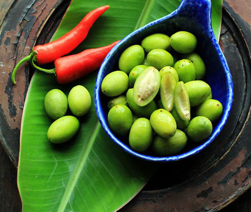Trám ngâm mắm. Để có món trám ngâm mắm ngon, cần chọn quả non, hạt non nên có thể dùng dao tách hạt luôn mà không cần om hay ngâm muối. Trám rửa sạch, dùng dao bổ trám làm 4, bỏ phần hạt, ngâm trám vào nước muối khoảng 30 phút để trám bớt chát và không bị thâm. Ngâm trám với nước mắm, tỏi, ớt, đường, chờ ngấm gia vị là ăn luôn được. Trám non hơi chua chua chát chát, ăn xong thì có vị ngọt bùi đọng lại nơi đầu lưỡi