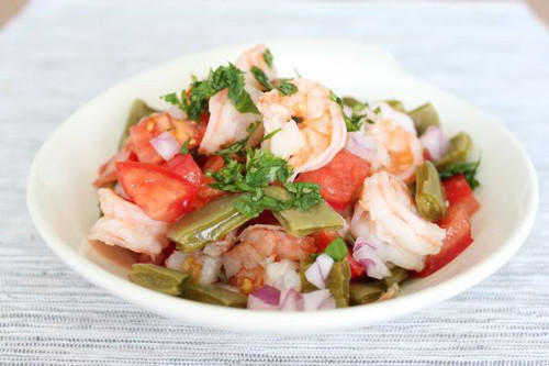 Salad xương rồng. Người ta thường chế biến salad xương rồng với hành tây, ớt chuông, cà chua, xốt mayonnaise, dầu giấm… tùy thích. Xương rồng sau khi gọt sạch còn cắt sợi từng khúc, chỉ cần trộn thêm các loại rau củ và gia vị khác nữa là được món ăn khoái khẩu.