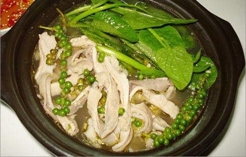 Phá lấu. Thông thường, người nước ngoài không ăn các bộ phận nội tạng của động vật, nhưng ở Việt Nam, mọi bộ phận của động vật: ruột, phổi, thận, tim, dạ dày… đều có thể trở thành một món ăn nào đó và không lãng phí bất cứ bộ phận nào. Và phá lấu là một món ăn được làm nên từ hầu hết các bộ phận trên.