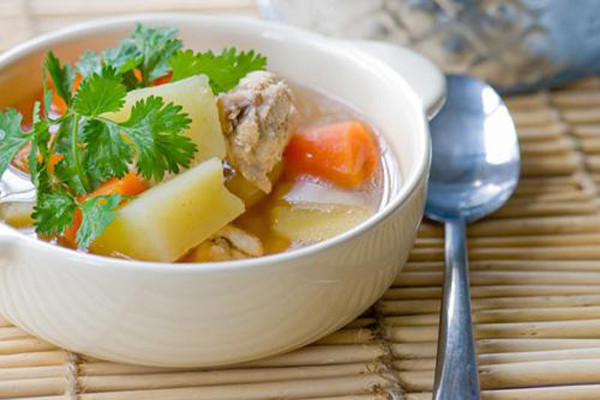 Khoai tây, khoai lang cùng cà chua. Thường các mẹ hay hầm các loại khoai cùng với cà chua để tăng màu đẹp cho món ăn. Tuy nhiên, trong cà chua có rất nhiều chất toan, cùng với khoai lang trong dạ dày sẽ hình thành chất khó tiêu, rất dễ dẫn đến đau bụng, tiêu chảy và rối loạn tiêu hóa.
