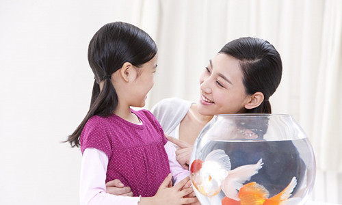 Khi trẻ bị ngã trầy da mà không ai để ý, trẻ sẽ cảm thấy mình không được an toàn, cảm thấy mình bị bỏ rơi và rất cáu giận. Lúc này, trẻ sẽ cố gắng khóc và hét thật to để gây sự chú ý. Người lớn không nên quát mắng hoặc yêu cầu trẻ phải nín ngay. Hãy ôm trẻ vào lòng và vỗ về, dạy trẻ biết cách phải tự đứng lên khi ngã và trẻ luôn nhận được sự quan tâm của bố mẹ. Đây là một phương pháp điều trị rất hiệu quả và đã được nhiều chuyên gia tâm lý áp dụng.