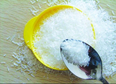 Sử dụng lượng vừa đủ. Sử dụng quá nhiều mì chính dễ gây đau đầu, sốt, buồn nôn, lượng đường trong máu cao và các triệu chứng khác. Một người/ngày không nên tiêu thụ quá 6g mì chính.