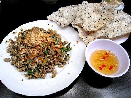 Bánh đa xúc hến. Hến để làm món này phải ruột đặc sánh. Xào hến qua với hành mỡ, tỏi, dưa chuột, rắc thêm rau thơm, một ít lạc rang giã dập cùng vài lát ớt cắt mỏng là trở thành một món ăn ngon. Những mẩu bánh giòn tan sẽ biến thành những chiếc thìa cho ta nhẩn nha xúc những con hến ngon lành lẫn với những cọng giá nuột nà đưa lên miệng để cảm nhận đủ thứ hương vị ngọt, thơm, bùi béo đầy quyến rũ.
