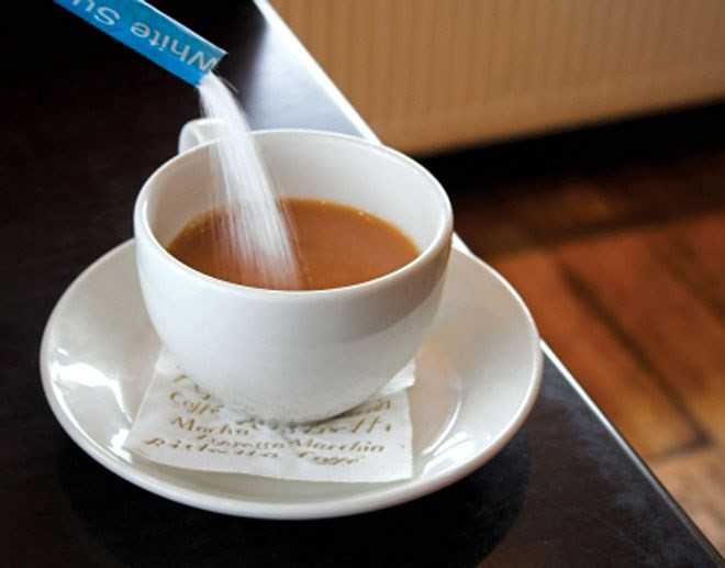 4. Aspartame. Là chất làm ngọt nhân tạo được sử dụng để làm ngọt nhiều sản phẩm mà không cần thêm calo. Trẻ ăn nhiều thực phẩm chứa chất này có thể gây chán nản, kiệt quệ các tế bào não.