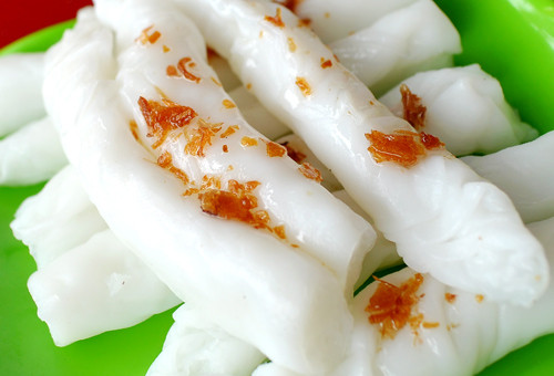 Bánh mướt. Đây là một món ăn đặc trưng của vùng nhân kiệt miền Bắc Trung Bộ: Nghệ An - Hà Tĩnh. Bánh mướt chỉ khiêm tốn hình thành từ loại gạo tạp giao rẻ tiền... ấy vậy mà khi ăn không ít người đã phải ngạc nhiên bởi độ trắng bóng, mềm, dẻo của bánh. Bánh mướt dễ ăn, chỉ cần ăn kèm một chén nước mắm vắt chanh với ớt tươi xắt lát cũng đã thấy ngon miệng.