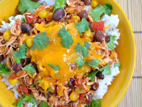 Cơm trộn Taco gà cay. Thịt gà sau khi làm sạch, bỏ bớt mỡ thừa, rồi cắt thành từng miếng nhỏ. Cho thịt gà và các loại nguyên liệu, gia vị còn lại vào nồi. Trộn đều và thêm một chút nước sao cho ngập thịt rồi đun nhỏ lửa đến khi mềm nhừ, dùng dĩa (nĩa) trộn đều để thịt gà được xé nhỏ và thấm đều sốt. Rắc phô mai cheddar lên trên khi sốt còn nóng để phô mai chảy ra, rưới sốt lên cơm