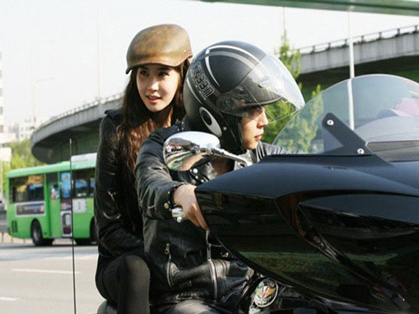 Phụ nữ ít lao vào nguy hiểm hơn đàn ông. Chấn thương là nguyên nhân thứ ba gây tử vong ở nam giới trong khi đối với phụ nữ lại là thứ sáu. Do thùy trán của não, cái có chức năng đối phó với rủi ro nguy hiểm ở nam giới phát triển chậm hơn nhiều so với nữ giới. Kết quả đàn ông nhận được nhiều rủi ro hơn.