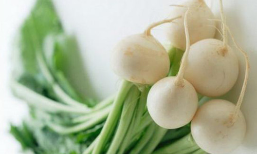 3. Muốn giảm phần mỡ đùi, hãy ăn nhiều củ cải trắng. Giống như cái bướu của con lạc đà có thể tích trữ nước cho cơ thể, hai bắp đùi của con người cũng là nơi tích trữ mỡ cho cơ thể. Cho nên, nhiều người cảm thấy không hài lòng lắm khi có bắp đùi hơi to. Để hai bắp đùi không còn mỡ thừa đáng ghét, bạn hãy ăn thật nhiều củ cải. Trong củ cải có chứa một loại dầu giúp tiêu hao năng lượng mỡ trong quá trình trao đổi chất. Chất này có tác dụng giúp cho mỡ tránh khỏi tình trạng tích lũy dưới da. Đối với những người có bắp đùi to thì ăn củ cải là thích hợp nhất.