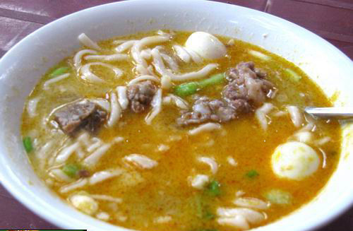 Cháo canh. Bột mỳ là nguyên liệu chủ yếu để hình thành được món cháo canh. Để làm món này phải nhào nặn bột mỳ cho đến khi bột thật nhuyễn, cán mỏng và cắt thành những sợi nhỏ, đều đặn. Khi nước xương đã được hầm nhừ, thả những sợi mỳ trắng xóa vào, cho thêm tôm, thịt băm đã xào với hành khô phi thơm phức là bạn đã có một bát cháo canh ngon lành rồi.