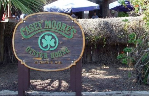Quán rượu Casey Moore's Oyster House. Quán rượu này được biết đến với một đêm ma quái. Trong khi thưởng thức, thực khách đã nghe thấy tiếng động và ánh sáng lạ phát ra từ tầng trên, rồi đến những đĩa bay vô cùng bí ẩn.