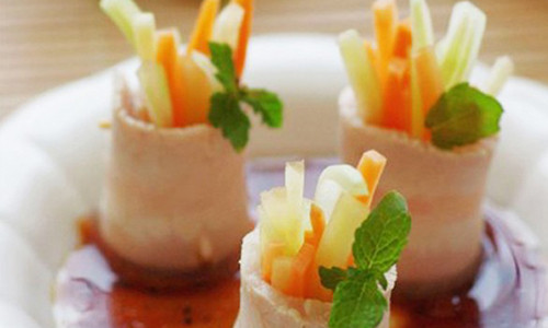 Trong cách trang trí này, nếu gia chủ sử dụng đĩa màu trắng thì có thể dùng sắc xanh của dưa chuột, màu đỏ của cà chua và màu vàng của cà rốt để tạo điểm nhấn. Kiểu trang trí xung quanh đĩa giúp tạo cảm giác chiếc đĩa có vẻ sâu hơn. Với cách trang trí như trên, chúng ta có thể thay thế cà rổt bằng những bông hoa anh đào cũng rất hợp lý. Nếu là dưa chuột, hãy tạo chúng thành những hình trái tim để làm cho đĩa ăn trông đầy đặn hơn.