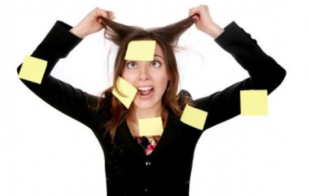 Cũng có thể do các yếu tố bên trong như thức ăn, thể chất, sự bất ổn về mặt tình cảm và thậm chí cả thời gian ngủ mỗi đêm của bạn. Các yếu tố bên ngoài như môi trường sống, giao tiếp với những người xung quanh và cách ứng phó với những thách thức xảy ra hàng ngày cũng gây ra tật này.
