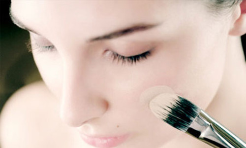 Tiếp theo là phấn phủ. Nên chọn phấn phủ dạng bột vì nó có tác dụng hút sạch dầu thừa giúp làn da khô thoáng, mịn và rạng rỡ.