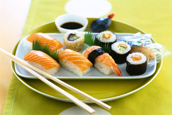 Không nên ăn shusi. Bạn hãy cẩn thận với món ăn hấp dẫn này. Nguyên nhân là do trong cá sống - nguyên liệu chính trong sushi và sashimi, nhiều khả năng chứa ký sinh trùng và vi khuẩn hơn hẳn so với cá nấu chín. Ký sinh trùng sống ký sinh trong vật chủ và ăn chất dinh dưỡng trong cơ thể bạn để phát triển . Điều đó có nghĩa là bạn sẽ có ít dinh dưỡng để nuôi bé.