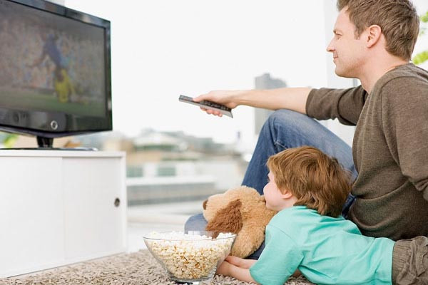 Thời gian ngồi trước ti vi nhiều. Không có gì là lạ khi độc thân bạn chẳng ngó ngàng gì đến ti vi và sau khi kết hôn thì ngược lại. Trong khi ở các nước phương Đông, công việc bếp núc thường thiên về người phụ nữ, người đàn ông dành hầu như thời gian của họ ở nhà để ngồi trước ti vi. Đó không phải là nguyên nhân nhỏ khiến đàn ông phát phì.