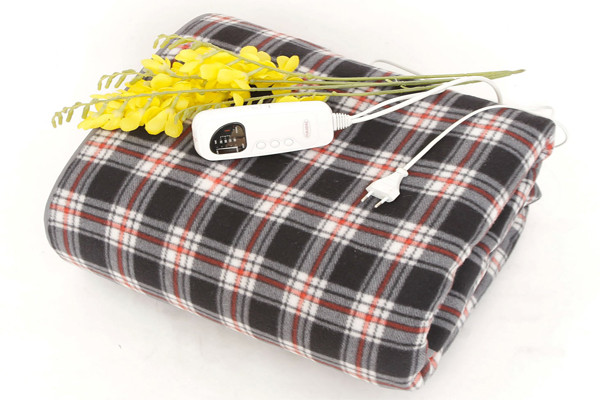 Tránh xa chăn đệm điện. Tuy rằng chăn điện có từ trường thấp nhưng nhưng bác sĩ khuyến cáo, đối với những người mắc bệnh đường hô hấp, tim mạch, viêm họng mãn tính, hay bị bệnh ngoài da không nên dùng chăn điện sưởi. Đối với phụ nữ mới sinh con, trẻ sơ sinh, do khả năng điều tiết nhiệt độ cơ thể rất kém, chăn điện khi sinh ra nhiệt độ khá cao sẽ khiến trẻ sơ sinh có khả năng bị mất nước dẫn tới sốt nóng thậm chí nguy hiểm đến tính mạng. Phụ nữ mang thai cũng không nên sử dụng chăn điện, đệm điện sưởi.