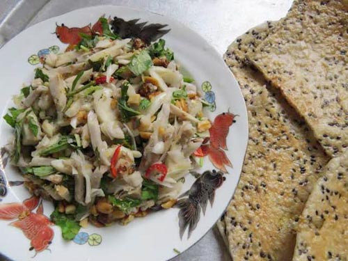 Vả trộn xúc bánh tráng: Món này có trong các nhà hàng sang trọng và trên các vỉa hè buổi chiều tan sở.Luộc vả chín cho bớt vị chát, gọt vỏ, xắt thành từng lát mỏng, trộn với tôm thịt cùng mè (vừng), tỏi, muối tiêu, rau thơm, rau răm. Cầm miếng bánh tráng mè đã nướng vàng, giòn để xúc vả trộn, cho vào miệng nhai rôm rốp, hương vị là lạ vừa mặn vừa ngọt, béo bùi, ăn hoài không chán.