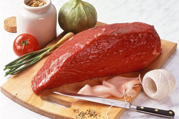 1. Thịt bò. Thịt bò chứa nhiều sắt và folate rất tốt cho trẻ và cũng là loại thịt dễ tiêu hóa phù hợp với đường ruột trẻ mới tập ăn dặm. Tuy nhiên từng miếng thịt bò ở các vị trí khác nhau thì thành phần dinh dưỡng cũng khác nhau.
