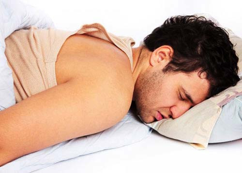 3. Nhịn tiểu. Thói quen nhịn tiểu do bận rộn hoặc ngại vào phòng vệ sinh công cộng sẽ khiến áp suất nước tiểu tăng lên dẫn đến suy thận và tiểu không kiểm soát.