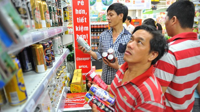 6. Đồ uống. Có hàng trăm loại thức uống hai bên lối đi làm bạn lóa mắt. Rất nhiều nghiên cứu đã chứng minh, đồ uống đóng chai không giúp ích nhiều cho sức khỏe bạn. Nước tăng lực gây mất ngủ, căng thẳng, nước ngọt gây béo phì ở trẻ em, tăng nguy cơ tiểu đường.
