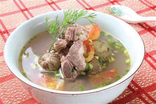 Vả hầm xương. Đây là món ăn giàu dinh dưỡng. Sườn non rửa sạch, chặt miếng nhỏ. Vả gọt vỏ, bổ múi cau mỏng. Phi thơm hành tím, cho sườn vào xào săn. Cho vả vào đảo đều, nêm gia vị. Thêm nước dùng vào, hầm khoảng 15 phút cho đến khi sườn mềm, tắt bếp, rắc lá lốt xắt nhỏ vào. Món này dùng nóng với cơm trắng.
