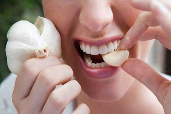 Quá trình lên men sản xuất tỏi đen làm giảm mùi hăng của tỏi và thay đổi thành một hương vị khác, làm cho nó ngon miệng hơn và hấp dẫn hơn. Hương vị của tỏi đen được so sánh như trái cây sấy khô, ngọt và dai hơn. Đặc biệt là, nó không gây mùi hôi khó chịu sau khi ăn.