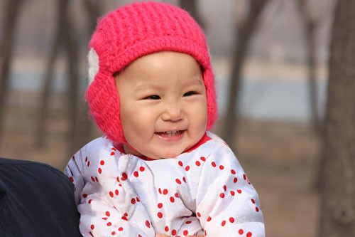 6. Luôn giữ ấm cho trẻ. Cha mẹ nên chú ý giữ ấm cho con vào mùa đông. Hãy cho bé dùng mũ, khăng choàng, khẩu trang trước khi ra ngoài. Quần áo của trẻ phải được thay ngay nếu có dấu hiệu ẩm ướt. Ngoài ra, vào mùa đông, cha mẹ nên chú ý giữ ấm bàn chân cho trẻ vì chân là điểm kết thúc của quá trình lưu thông máu. Nếu bàn chân bị lạnh có thể gây ra suy hô hấp khiến niêm mạc khí quản co thắt, giảm sức đề kháng với các vi khuẩn gây bệnh.