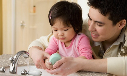 2. Tạo thói quen tốt. Cách tốt nhát để phòng chống những căn bệnh liên quan đến đường hô hấp là hãy dạy trẻ rửa tay thường xuyên, không dùng tay bẩn đưa lên mắt, mũi. Trẻ nên được hướng dẫn và duy trì thói quen đánh răng hàng ngày, súc miệng sau mỗi bữa ăn để ngăn ngừa nhiễm trùng cổ họng.