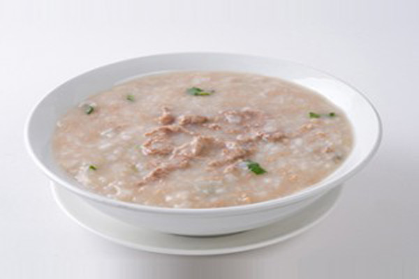 Với bé mới tập ăn dặm thì phần thịt thích hợp nhất cho bé ăn là thịt thăn bò, phần thịt này vừa mềm vừa không chứa nhiều sợi mỡ, giầu sắt và rất tốt cho bé ăn dặm. Loại thịt kế tiếp là thịt mông hoặc thịt bắp bò cũng tốt cho bé tuy nhiên thịt bắp bò thường giòn vì chứa nhiều gân khi nấu lên sẽ không mềm như thịt thăn.