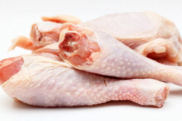 Thịt màu nâu tập trung nhiều ở đùi và má đùi, chứa nhiều vitamin B, sắt, chất béo cũng như calo. Nếu muốn cung cấp thêm năng lượng và sắt cho con thì các mẹ nên chọn thịt có màu nâu. Tuy nhiên, mẹ nên chú ý trẻ dưới 1 tuổi khi chế biến nên bỏ phần da, vì khi nấu chất béo trong thịt sẽ thoát hết ra ngoài da gà.