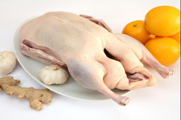5. Thịt vịt. Trong thịt vịt hàm lượng chất béo thấp, hàm lượng cholesterol cao gấp đôi thịt bò, trong khi hàm lượng sắt không phải quá cao, do đó thịt vịt chỉ để đổi món cho bé thêm lạ miệng và phong phú thực đơn. Thịt vịt có tính hàn vì thế trẻ đi tả và không quen vị hàn lạnh mẹ không nên cho con ăn. Trẻ dưới 1 tuổi cũng nên kị loại thịt này.