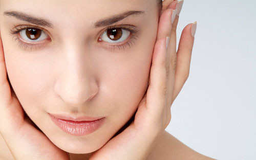 Tránh thoa quá nhiều phấn. Việc cố gắng che đi các vết tàn nhang sẽ làm bạn có xu hướng thoa lớp dày phấn khiến gương mặt trở nên giả tạo. Để tránh điều này, hãy dùng những loại phấn mịn và thoáng khí. Ngoài ra, chỉ dùng một lượng thật nhỏ bronzer và phấn hồng để giúp lớp trang điểm không quá lòe loẹt.
