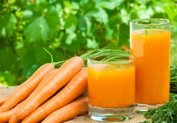 Mặt nạ cà rốt. Cà rốt chứa vitamin A rất cần thiết cho làn da và cơ thể. Vì thế nó rất tốt cho da của các bạn. Các đơn giản để tạo nên mặt nạ trị mụn cho da là nghiền nhuyễn 1 quả cà rốt tươi và trộn với 1 - 2 thìa mật ong sau đó bôi lên mặt.
