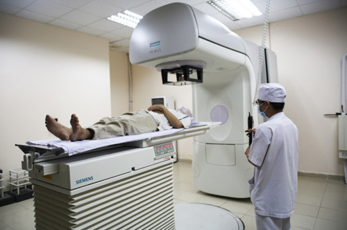 Xạ trị trong ung thư đầu mặt cổ được chỉ định trong các trường hợp sau: Giai đoạn sớm : xạ trị nhằm kiểm soát khối u, dự phòng di căn hạch có thể kết hợp với PT